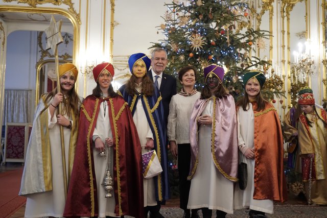Bundespräsident Alexander Van der Bellen und Ehefrau Doris Schmidauer würdigen den Einsatz der SternsingerInnen als „weltweite BotschafterInnen der Humanität“. Im Bild mit Anna, Valentina, Susanne, Emily und Selina aus der Pfarre Prutz (Diözese Innsbruck).