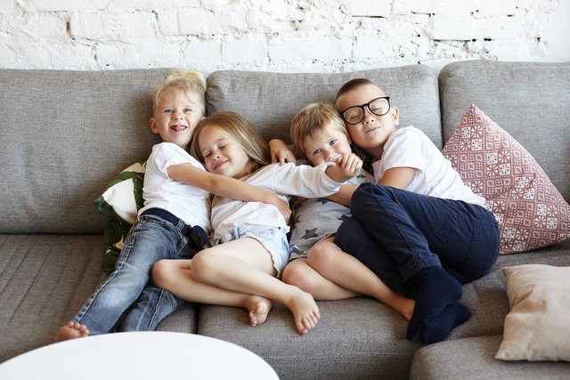 Körperliche Nähe zu lieben Menschen wirkt sich in mehrfacher Hinsicht positiv auf das Wohlbefinden aus. | Foto: shurkin_son / Shutterstock