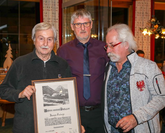 Gästeehrung in Galtür: Stammgast Hermann Neuburger, Hubert Wiltsche (TVB Paznaun-Ischgl) und Gastgeber Andreas Lorenz (Pension Belvedere) (v.l.). | Foto: Ronald Lorenz
