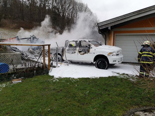 Die Gartenhütte wurde ein Raub der Flammen. Das Feuer griff auch auf das Auto über.