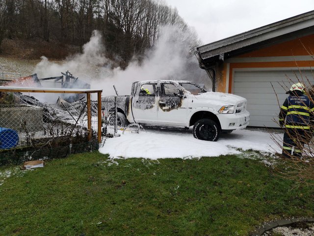 Die Gartenhütte wurde ein Raub der Flammen. Das Feuer griff auch auf das Auto über. | Foto: Christoph Eque, FF-St.Georgen