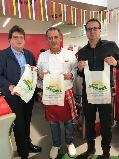 Kein Plastik dafür neue Anbieter am Wochenmarkt 
Stadtrat Christian Pober, Wochenmarkt-Obmann Norbert Kuglitsch und Sackerl-Lieferant Andreas Blüm (von links) | Foto: Stadt Villach 