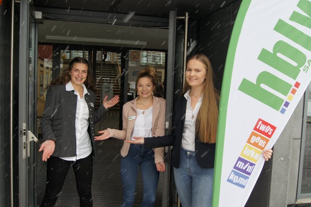 Erfahrene Schülerinnen und Schüler informieren die Besucher am Infotag über die fünf Ausbildungszweige an der HBLW Saalfelden.  Foto: Robert Kalss
