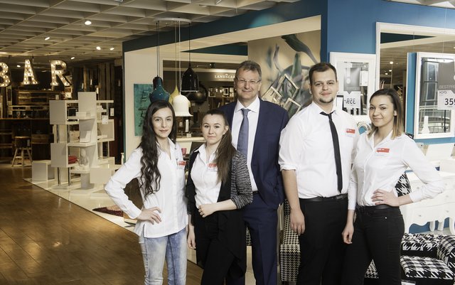 „Besonders wichtig ist uns, dass unsere Lehrlinge vielseitig geschult werden", so Thomas Saliger, Unternehmenssprecher der XXXLutz-Gruppe (Mitte). | Foto: XXXLutz KG