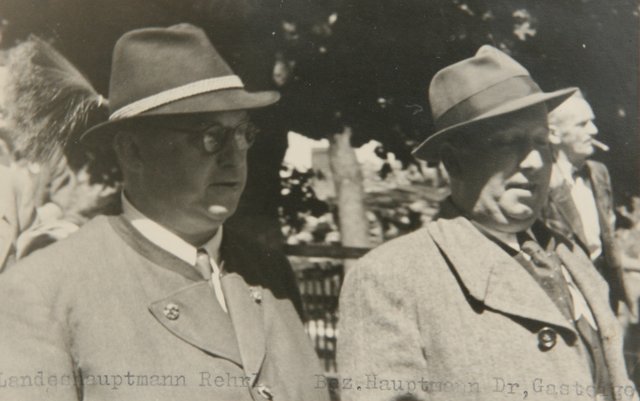 Landeshauptmann Dr. Josef Rehrl und Bezirkshauptmann Dr. Franz Gasteiger beim Fest „50 Jahre Pinzgauer Lokalbahn“ am 4. Juli 1948 in Mittersill. 