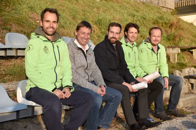 Beim Lokalaugenschein, v. li.: USC Obmann-Stv. Marc Degold, Vizebgm Andreas Kaiser, Landesrat Stefan Schnöll, USC Obmann Horst Seifter, USC Obmann-Stv. Robert Pichler.