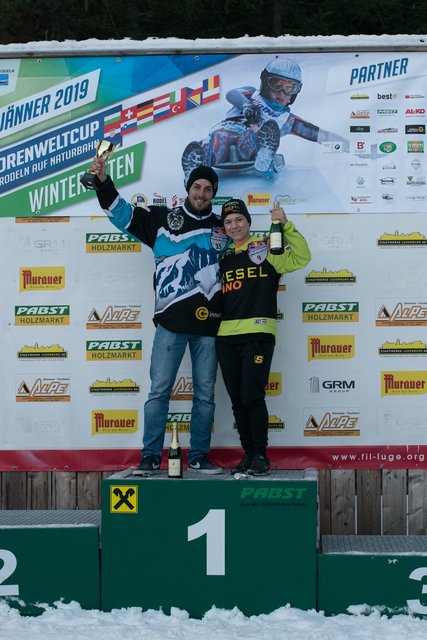  Bei den Österreichischen Meisterschaften im "Ice Cross Downhill" in Winterleiten triumphierte Veronika Windisch (l.) und ist nun in vier Sportarten Staatsmeisterin. | Foto: Julia C. Pirkenau