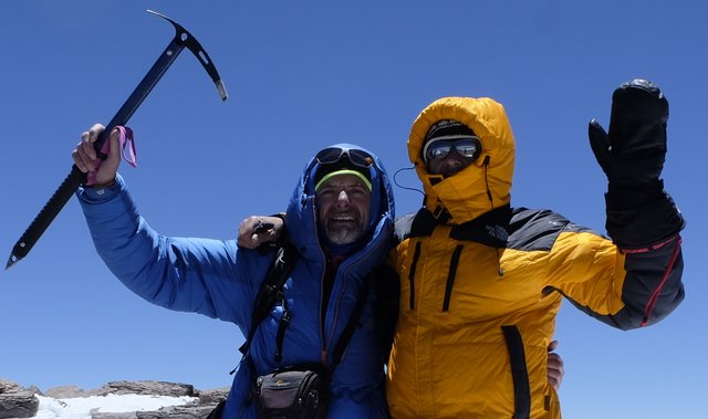 Geschafft! Reinhold Eibensteiner (l.) am Gipfel des Aconcagua.
