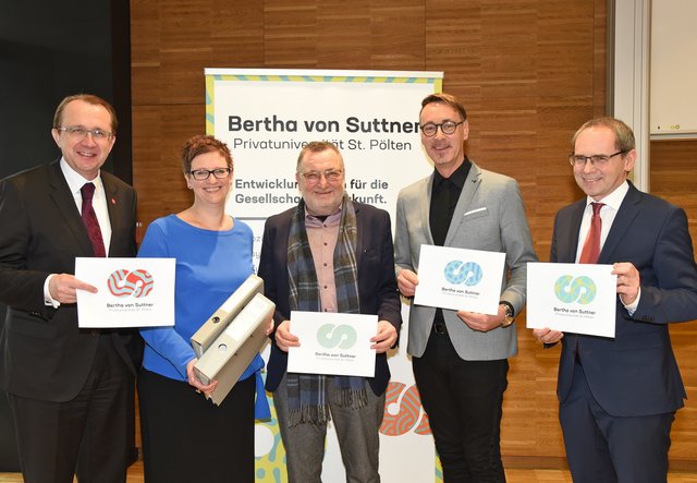 Es ist geschafft! Über die Akkreditierung der Bertha von Suttner Privatuniversität freuen sich Bürgermeister Matthias Stadler, Kanzlerin Silvia Weigl, Rektor Peter Pantuček-Eisenbacher, ÖAGG-Generalsekretär Markus J. Daimel und FH-Geschäftsführer Gernot Kohl.  | Foto:  Josef Vorlaufer