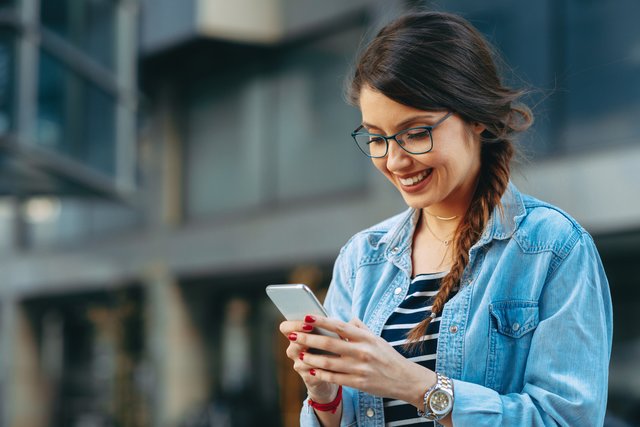 Telefonate in EU-Länder werden ab Mai billiger und kosten pro Anruf maximal 19 Cent statt derzeit im Schnitt 50 Cent. | Foto: djile/Fotolia.com