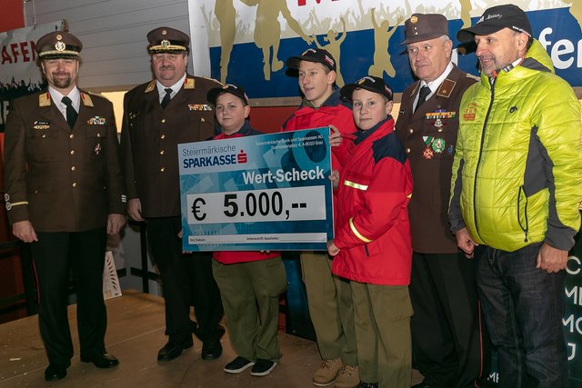 Obmann Hannes Klapsch (r.) freute sich über den Scheck, den die Feuerwehrjugend Lichendorf (r.) übergeben hat.  | Foto: Presseteam BFVRA/Johannes Schreiner