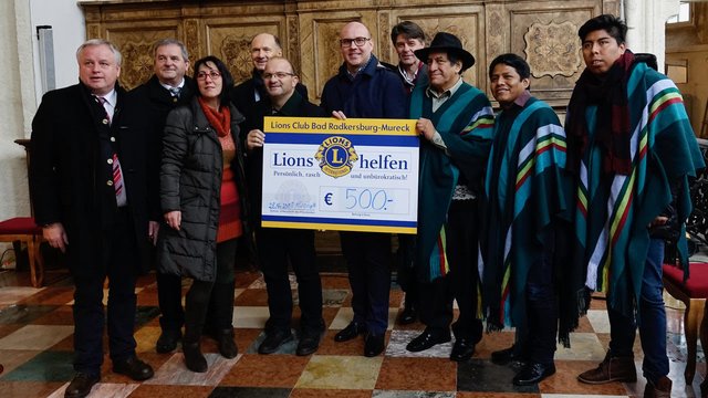 LAbg. Anton Gangl (vorne., 3.v.l.) und Alfred Ornig vom Lions Club (vorne, 4.v.l.) übergaben den Scheck an die Musikgruppe.  | Foto: Lions Club