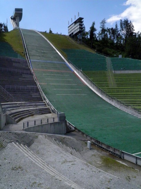 Die Bergiselarena müsste dringend modernisiert werden. Dann könnte sie auch für weitere Sportevents und Veranstaltung genützt werden.