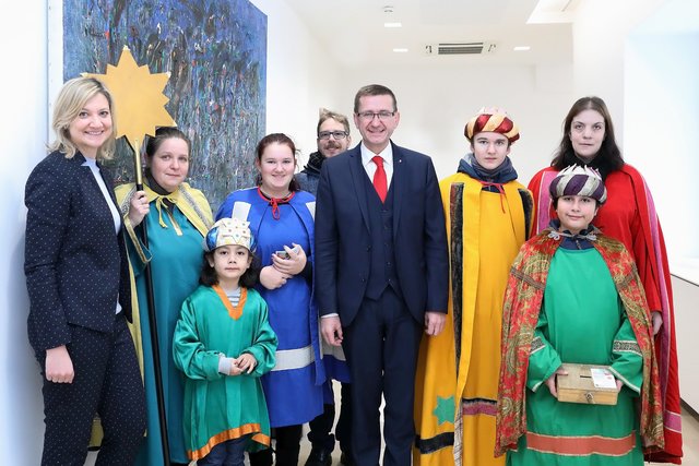 Eine Abordnung der Sternsinger der Stadtpfarre Linz überbrachte heute Landesrat Markus Achleitner musikalische Segenswünsche. Links im Bild Mayella Gabmann von der Katholischen Jungschar der Diözese Linz. | Foto: Land OÖ/Lisa Schaffner