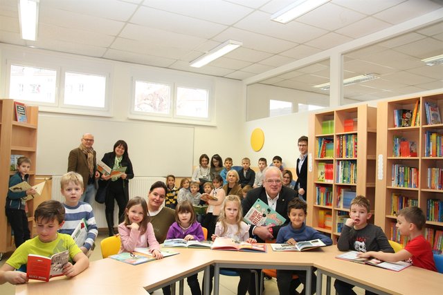 Die Kinder der VS Stein erobern ihre neue Bibliothek im Sturm. Lokalaugenschein mit Bürgermeister Dr. Reinhard Resch, Stadträtin Sonja Hockauf-Bartaschek, Direktorin Marianne Stromberger, Bereichsleiterin Doris Denk, Mag. Georg Braunschweig (Leiter Amt für Bildung) mit Mitarbeiterin Maria Wares und Elternvereinsobmann Dr. Wolfgang Dür. | Foto: Stadt Krems