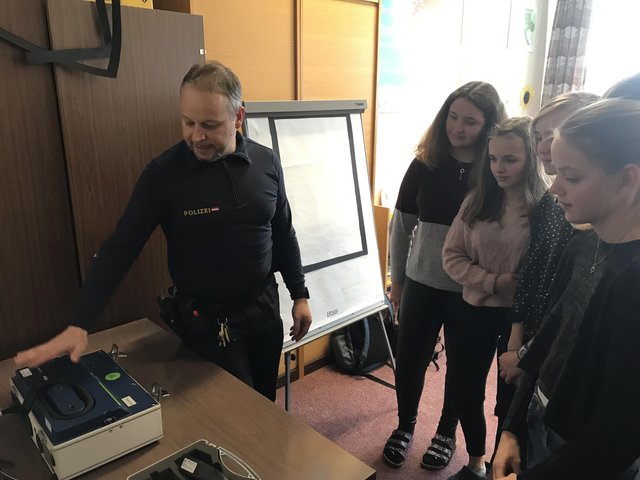 Die Schülerinnen und Schüler durften den Alkomat testen. | Foto: PI Reutte