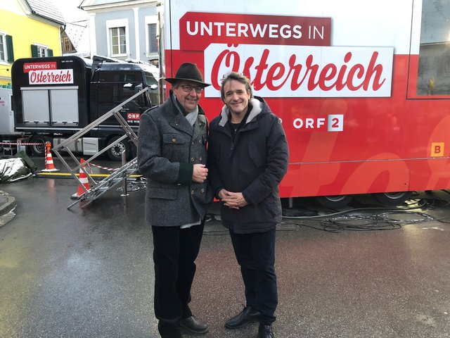 Bürgermeister Johann Nestler mit Christof Spörk vor dem mobilen TV-Studio