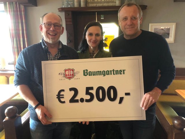 Kirchenwirt-Chef Roland Ebner spendete die Einnahmen des 24. Dezember an die Familie Zachbauer aus Enzenkirchen. Die Brauerei Baumgartner verdoppelte die Summe noch.