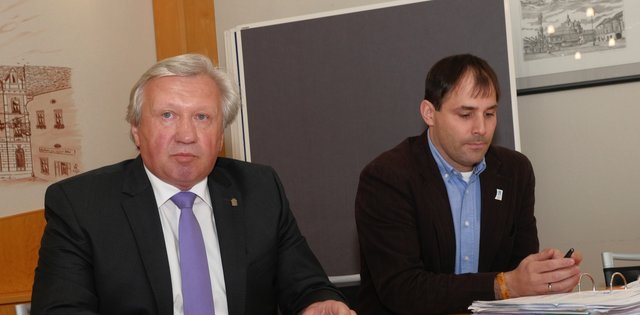 Bürgermeister (l.) und Stadtamtsdirektor (r.) können das Gerichtsverfahren abwenden.