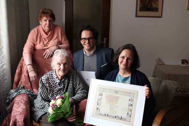 Geburtstagskind Isabella Petter mit Bezirkschef Markus Reiter, Bezirksvizin Isabelle Uhl (r.) und Waltraud Matz (l.). | Foto: BV7