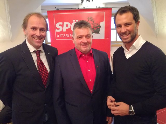 Walter Zimmermann (li.) und Georg Dornauer nehmen Siegfried Luxner in die Mitte. | Foto: Schrettl