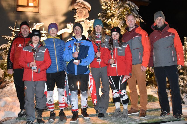 Die Gruppensieger der jeweiligen Klassen mit Erwin Eckhart (Raiffeisenbank), TSV-Bezirkskoordinator Gerald Zangerl und TSV-Bezirksreferent Christoph Patigler.  
