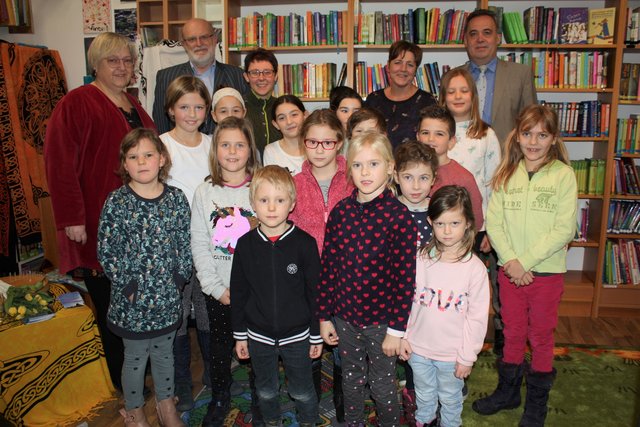 H. v. l. n. r.: Märchenursula, Ortsvorsteher Mag. Schwaigerlehner/ÖVP, Katharina Köstler Bibliotheksleitung, GFGR Susanne Wohner/SPÖ, Franz Friedl/Raika Wolkersdorf