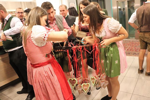 Freche Sprüche auf süßem Lebkuchen machten männliche Ballbesucher zu Herzerlkönigen.  | Foto: Edith Ertl