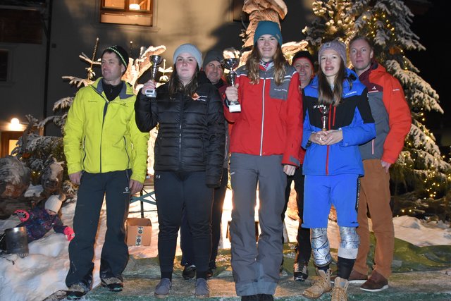 Die Siegerinnen der Schüler U15/U16 weiblich mit dem Obmann des SC Kaunertal Heinrich Infanger, Bezirksreferent Christoph Patigler, Erwin Eckhart (Raiffeisenbank) und  Bezirkskoordinator Gerald Zangerl.
 | Foto: Karoline Slamanig-Oeg