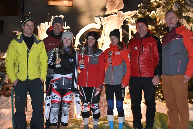 Die Sieger der Klasse U13/U14 weiblich mit dem Obmann des SC Kaunertal Heinrich Infanger, Bezirksreferent Christoph Patigler, Erwin Eckhart (Raiffeisenbank) und  Bezirkskoordinator Gerald Zangerl.  | Foto: Karoline Slamanig-Oeg