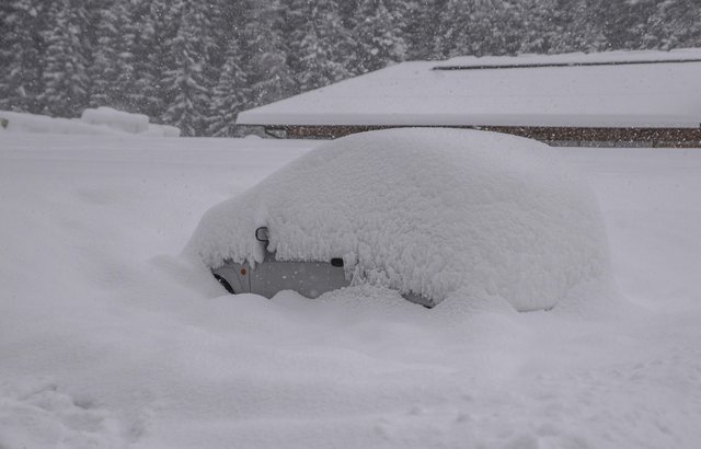 Schneeauto: Vor Inbetriebnahme war hier wohl erstmal kräftiges Schaufeln angesagt.