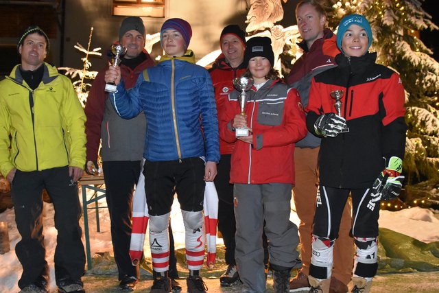 Die Sieger der Klasse U13/U14 männlich mit dem Obmann des SC Kaunertal Heinrich Infanger, Bezirksreferent Christoph Patigler, Erwin Eckhart (Raiffeisenbank) und  Bezirkskoordinator Gerald Zangerl. 
 | Foto: Karoline Slamanig-Oeg
