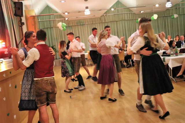 Cordula Grün zu Ehren stiegen beim Auftanz der Landjugend Zettling auch grüne Luftballons in Herzform. | Foto: Edith Ertl