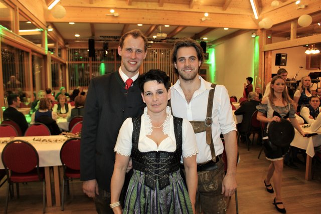 Die Bildungsreferenten der St. Margarethener Bauernschaft Philipp Hipfl und Karoline Kainbacher mit dem Chef des Reiterhof Andreas Stückler (von links)