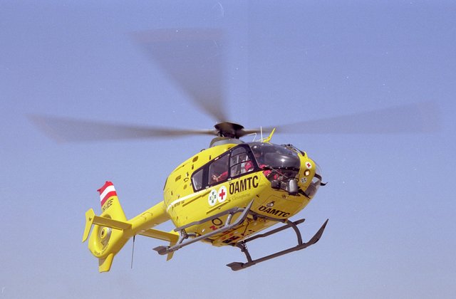 Die Crew des Rettungshubschraubers Christophorus 11 flog den schwer verletzten Skifahrer in das Klinikum Klagenfurt  | Foto: ÖAMTC