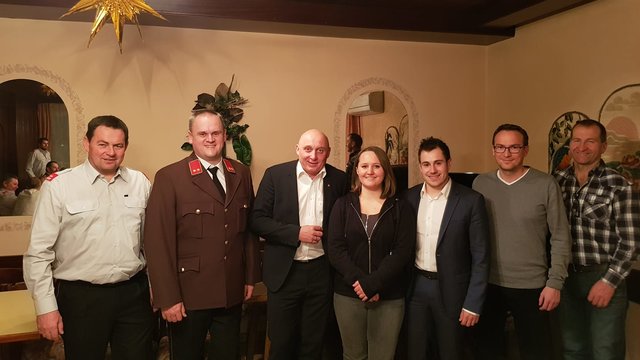 Vertreter der Gemeinde und der Feuerwehr begrüßten Neo-Florianijüngerin Melanie Scheiber.