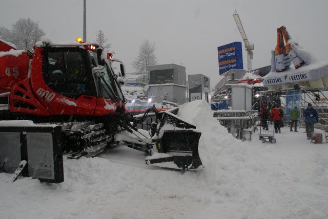 Im Minutentakt schob die Pistenraupe kubikmeterweise Schnee vom Aufsprung in den Auslauf.  | Foto: Alexander Holzmann