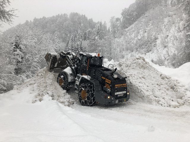 Die Schneedepots waren bereits am 5. Jänner überfüllt – von da an mussten LKW die Neuschneemassen abtransportieren. | Foto: Alexander Holzmann