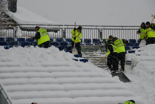 Auch das Security-Personal musste zur Schaufel greifen, hier wurde jede Hand gebraucht.  | Foto: Alexander Holzmann