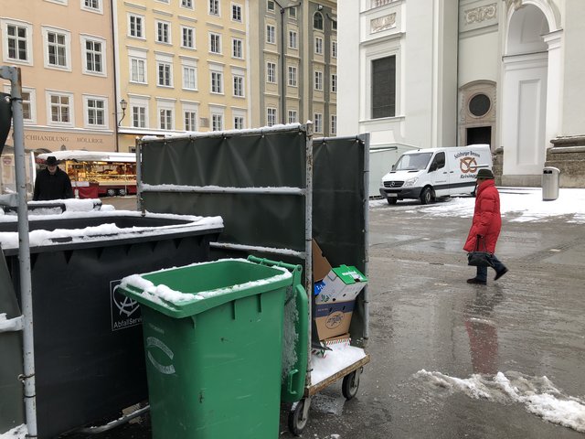 Tonnen und Kartons nehmen überhand am Platz. 