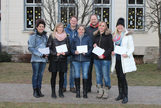 Bei der Übergabe mit dabei: Helga Juritsch vom Kindergarten Sachsenburg, Tagesmutter Anita Hänsler, Obmann der Trachtenkapelle Hasslacher Udo Klaus, Sonja Gritzner von der Kleinkindbetreuung, Heinz Inselsbacher von der Laienspielgruppe, Ivana Fleißner vom Elternverein, Kerstin Kerschbaumer von der Nachmittagsbetreuung | Foto: Astner