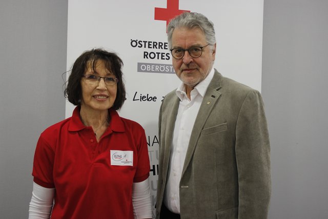 ALPHA-Lesecoach Christine Schlair und OÖ-Rotkreuz-Präsident Walter Aichinger. | Foto: OÖRK/Hartl