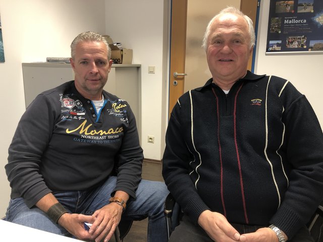 Andreas Schweiger (links) und Karl Haudek vom Sportfischereiverein Baden beim Gespräch mit den Bezirksblättern | Foto: Stockmann