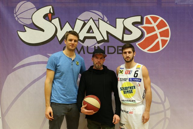 Richard Poiger (GF Basket Swans Gmunden), Michael Feilmayr (Obmann Chance for Cancer Survivor), Daniel Friedrich (Spieler Basket Swans Gmunden) | Foto: Swans Gmunden