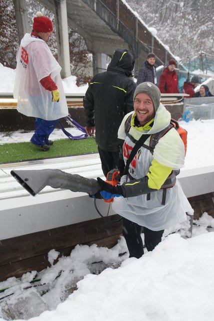 Daniel und seine Kollegen bliesen den Neuschnee aus der Anlaufspur. | Foto: Alexander Holzmann