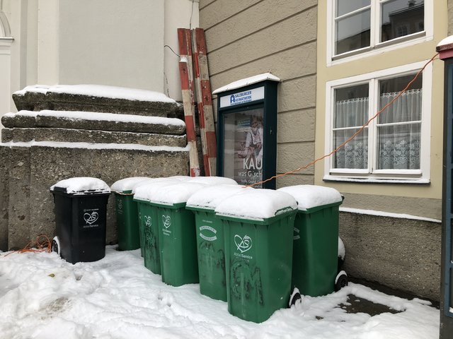 Bretter und Kabel liegen rum. 