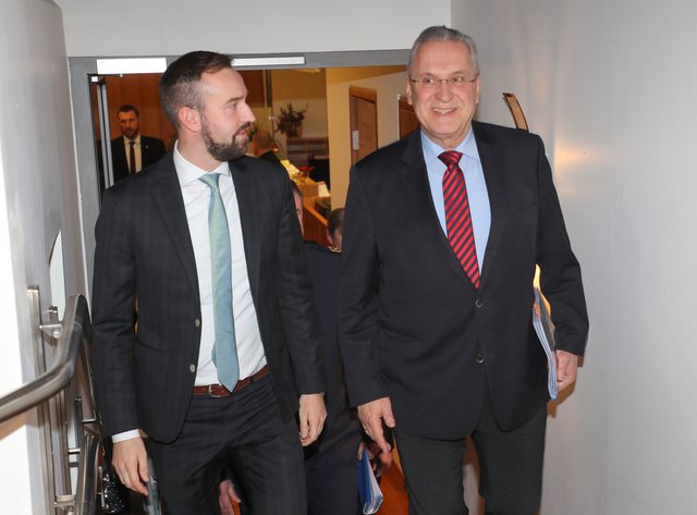 Verkehrslandesrat Stefan Schnöll und Bayerns Innenminister Joachim Herrmann sind sich einig: Durch verbesserte Grenzkontrollen soll der Stau vermieden werden.