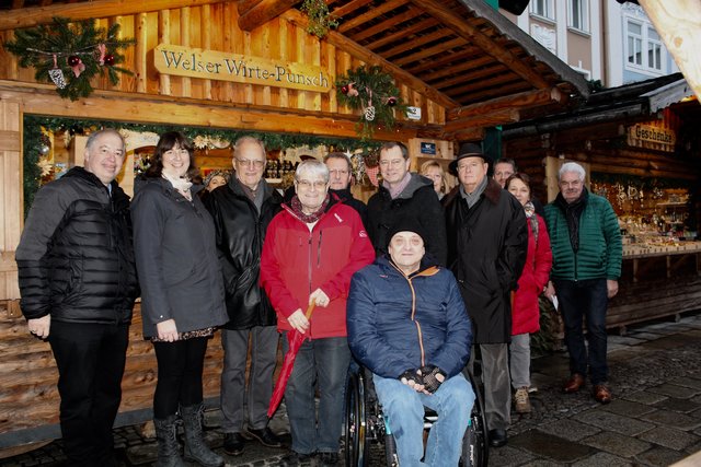 Hotelier Helmut Platzer (li.), Wirteobmann Josef Bauer (6.v.l.) und Manfred Spiesberger (re.), WKO Wels, mit Vertretern der Organisationen, an die gespendet wurde.  | Foto: Andreas Schmidberger