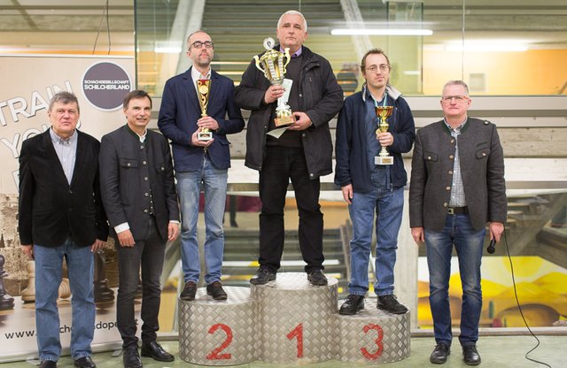 Die Sieger in Gruppe A: Wolfgang Heinisch, Bgm. Karlheinz Schuster, GM Erik van den Doel (2.), GM Zdenko Kozul (1.), GM Andreas Diermair (3.), Obmann Wolfgang Gosch. | Foto: Gerhard Peyrer