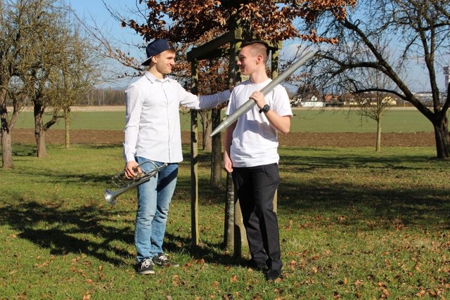 Trompeter Isaac Knapp und Florian Birklbauer musizieren in Niederneukirchen.